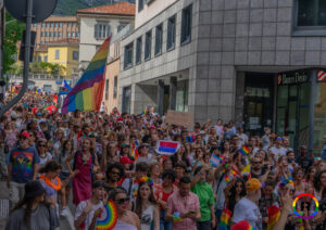 Il corteo in strada vicino alla stazione