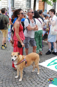 Alcune persone in piazza