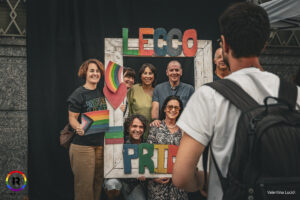 Alcune persone in posa dalla cornice di Lecco Pride