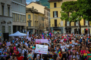 La piazza gremita di persone