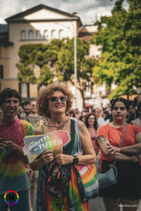 Madre e figlio che partecipano al Pride