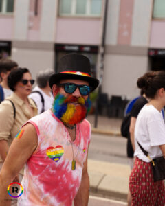 Una persona con la barba color arcobaleno