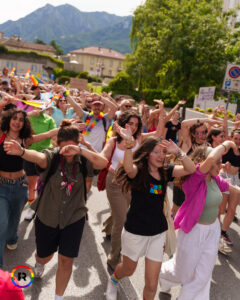 Persone nel corteo che ballano, con le braccia alzate