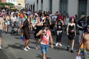 Persone lungo la parata di Lecco Pride